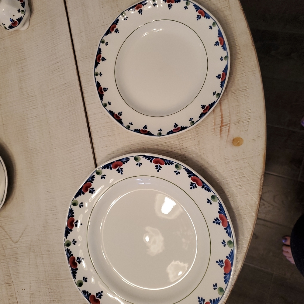 Adams Veruschka set of four English Ironstone dinner and salad plates